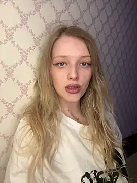 Snapshot of Evvie_Summn1 chatting on 04.21.26 Evvie Summn1 online show from 04.21.26