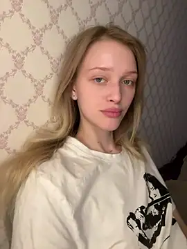 Snapshot of Evvie_Summn1 chatting on 04.23.26 Evvie Summn1 online show from 04.23.26