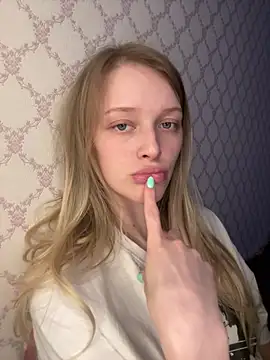 Snapshot of Evvie_Summn1 chatting on 04.24.26 Evvie Summn1 online show from 04.24.26