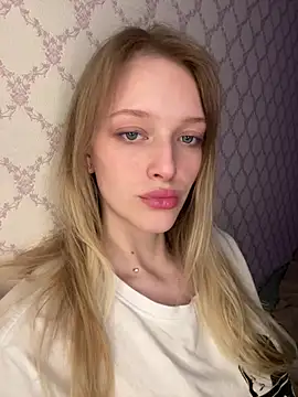 Snapshot of Evvie_Summn1 chatting on 04.28.26 Evvie Summn1 online show from 04.28.26