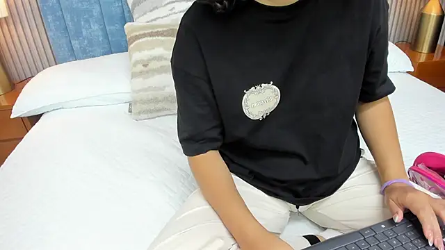 pretty sunlight  online show from 10.02.25