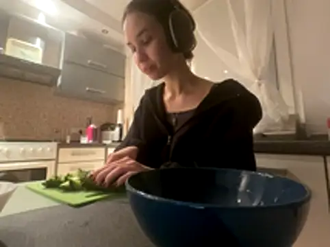 Roxie Mils online show from 10.27.25