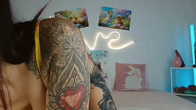 JuliaVegaOff online show from 04.08.26