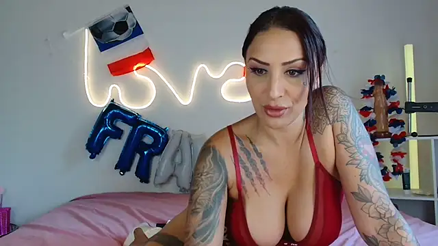 Snapshot of JuliaVegaOff chatting on 06.29.26 JuliaVegaOff online show from 06.29.26