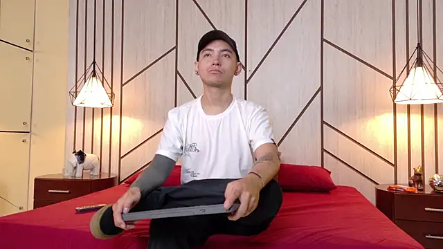 Snapshot of MARCUS_AND_HIKARY chatting on 02.13.25 MARCUS AND HIKARY online show from 02.13.25