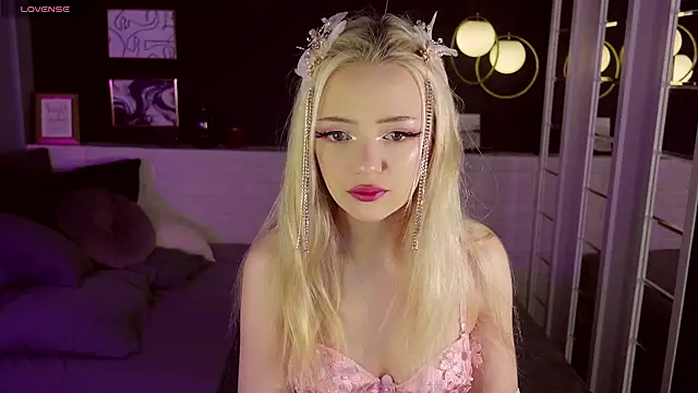 Snapshot of EmilyAir chatting on 12.28.24 EmilyAir online show from 12.28.24