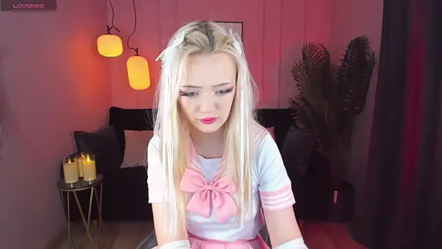 Snapshot of EmilyAir chatting on 01.04.25 EmilyAir online show from 01.04.25