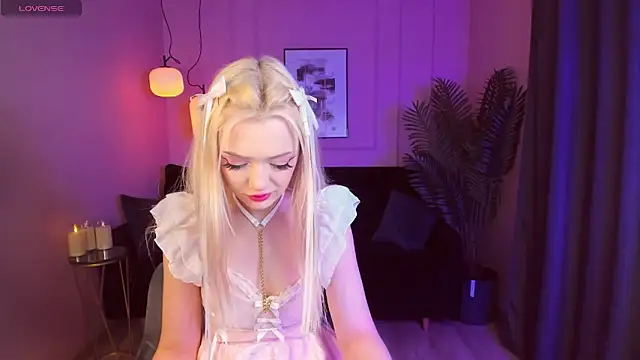 Snapshot of EmilyAir chatting on 01.25.25 EmilyAir online show from 01.25.25