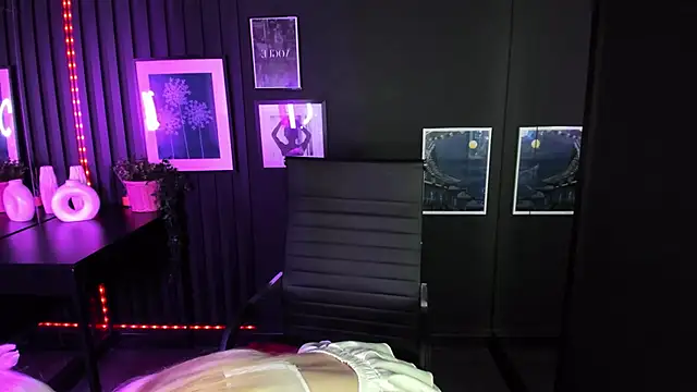 Snapshot of EmilyAir chatting on 03.15.25 EmilyAir online show from 03.15.25