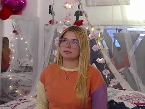 Snapshot of Steisyromero7 chatting on 11.18.25 Steisyromero7 online show from 11.18.25