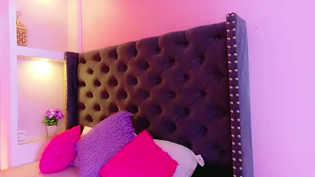 CamiEstrada online show from 02.04.26