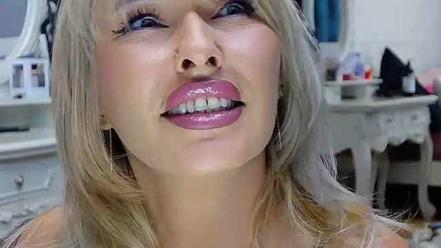 IssaSmith online show from 10.25.25