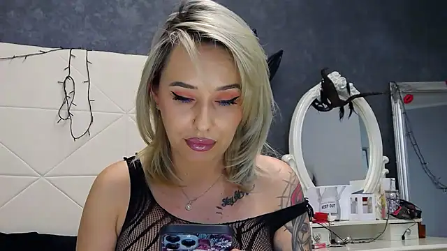 IssaSmith online show from 11.28.25