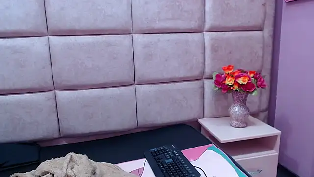 Miaa Smiith  online show from 12.27.24