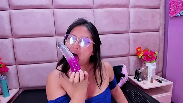 Miaa Smiith  online show from 03.21.25