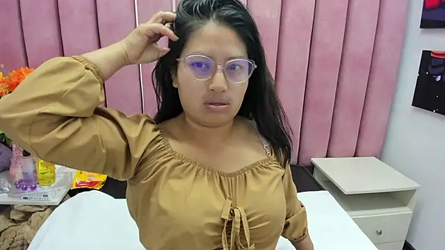 Miaa Smiith  online show from 10.12.25