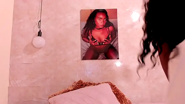 Snapshot of NicolVilla chatting on 03.10.25 NicolVilla online show from 03.10.25