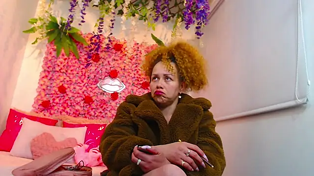 Snapshot of BLONDE_SEXYHOT chatting on 10.17.25 BLONDE SEXYHOT online show from 10.17.25