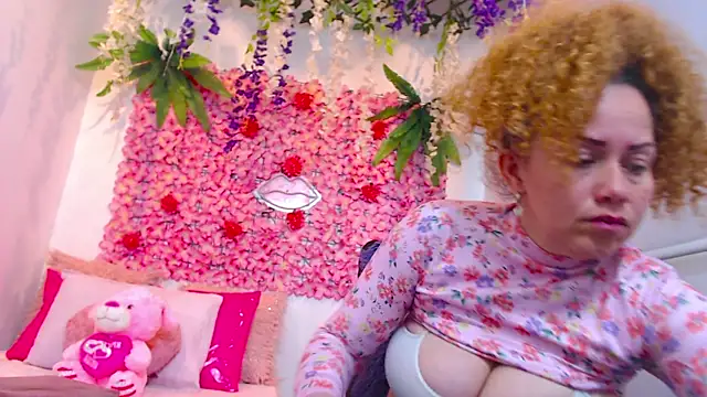 Snapshot of BLONDE_SEXYHOT chatting on 10.17.25 BLONDE SEXYHOT online show from 10.17.25