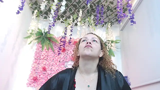 Snapshot of BLONDE_SEXYHOT chatting on 11.13.25 BLONDE SEXYHOT online show from 11.13.25