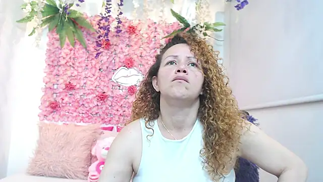 Snapshot of BLONDE_SEXYHOT chatting on 11.18.25 BLONDE SEXYHOT online show from 11.18.25