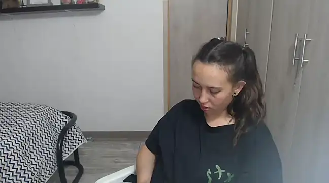 Skarlet Adams28 online show from 12.20.24