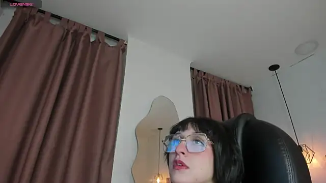 Snapshot of Hannys__cabernet chatting on 12.10.24 Hannys cabernet online show from 12.10.24