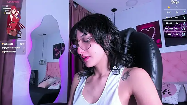 Snapshot of Hannys__cabernet chatting on 12.22.24 Hannys cabernet online show from 12.22.24