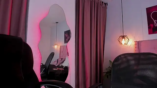 Snapshot of Hannys__cabernet chatting on 01.28.25 Hannys cabernet online show from 01.28.25