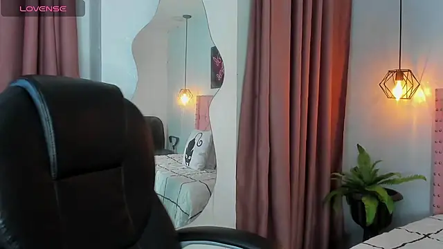 Snapshot of Hannys__cabernet chatting on 02.28.25 Hannys cabernet online show from 02.28.25