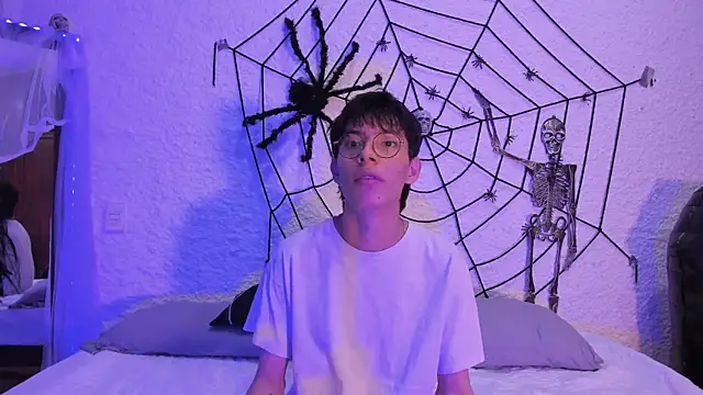 Snapshot of alexandersawyer chatting on 10.08.25 alexandersawyer online show from 10.08.25