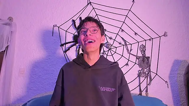 Snapshot of alexandersawyer chatting on 10.09.25 alexandersawyer online show from 10.09.25