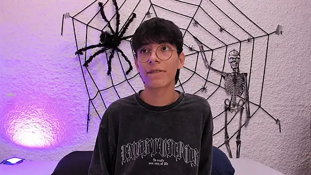 Snapshot of alexandersawyer chatting on 10.10.25 alexandersawyer online show from 10.10.25