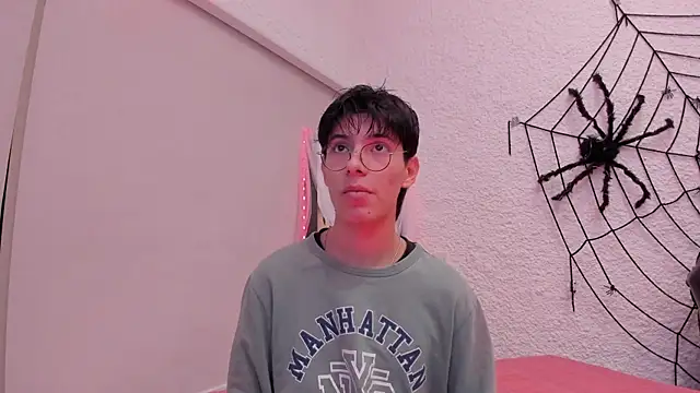 Snapshot of alexandersawyer chatting on 10.13.25 alexandersawyer online show from 10.13.25