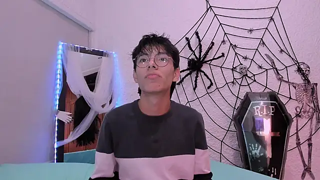 Snapshot of alexandersawyer chatting on 10.14.25 alexandersawyer online show from 10.14.25