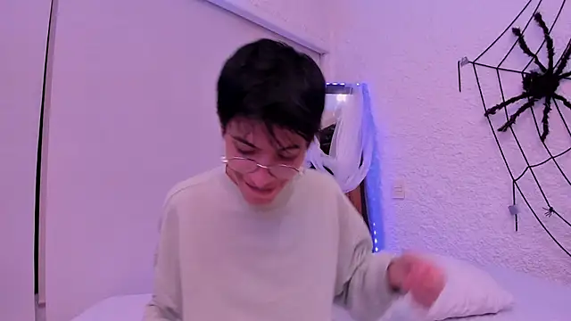 Snapshot of alexandersawyer chatting on 10.15.25 alexandersawyer online show from 10.15.25