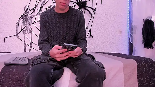 Snapshot of alexandersawyer chatting on 10.21.25 alexandersawyer online show from 10.21.25