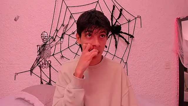 Snapshot of alexandersawyer chatting on 10.22.25 alexandersawyer online show from 10.22.25