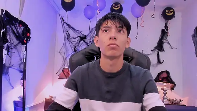 Snapshot of alexandersawyer chatting on 10.31.25 alexandersawyer online show from 10.31.25