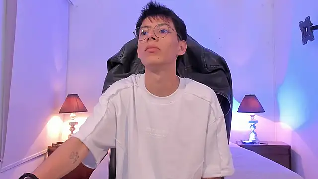 Snapshot of alexandersawyer chatting on 11.25.25 alexandersawyer online show from 11.25.25