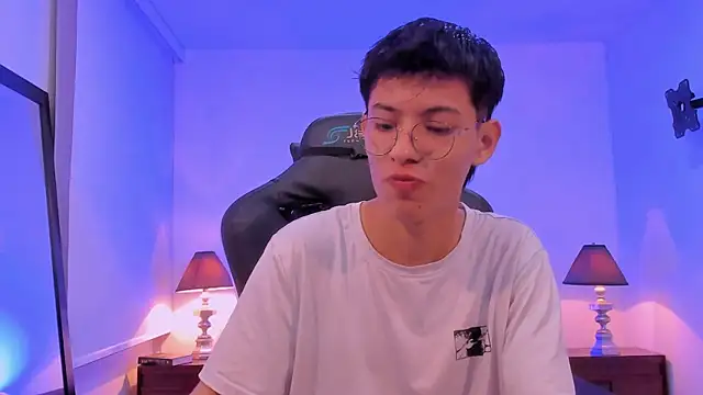 Snapshot of alexandersawyer chatting on 12.15.25 alexandersawyer online show from 12.15.25