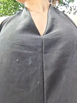 Snapshot of HelenHoltz chatting on 10.24.25 HelenHoltz online show from 10.24.25