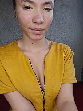 Snapshot of HelenHoltz chatting on 11.15.25 HelenHoltz online show from 11.15.25