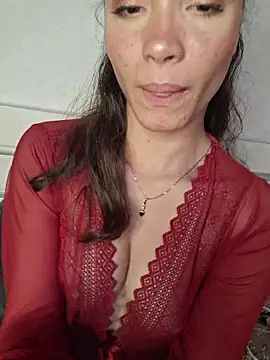 Snapshot of HelenHoltz chatting on 11.28.25 HelenHoltz online show from 11.28.25