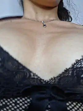 Snapshot of HelenHoltz chatting on 11.30.25 HelenHoltz online show from 11.30.25