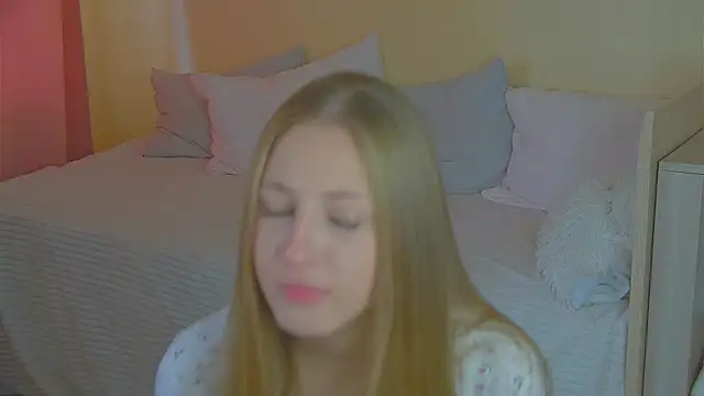 Snapshot of BritneyCruze chatting on 09.25.25 BritneyCruze online show from 09.25.25