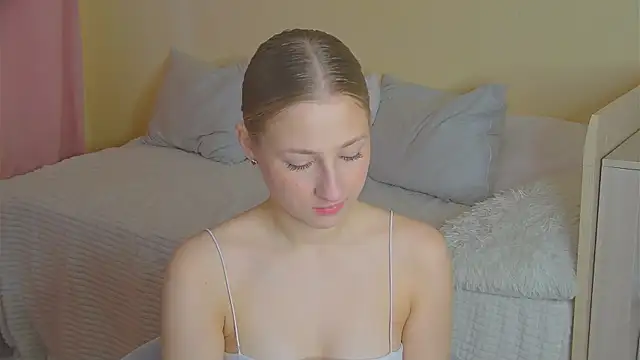 Snapshot of BritneyCruze chatting on 10.27.25 BritneyCruze online show from 10.27.25