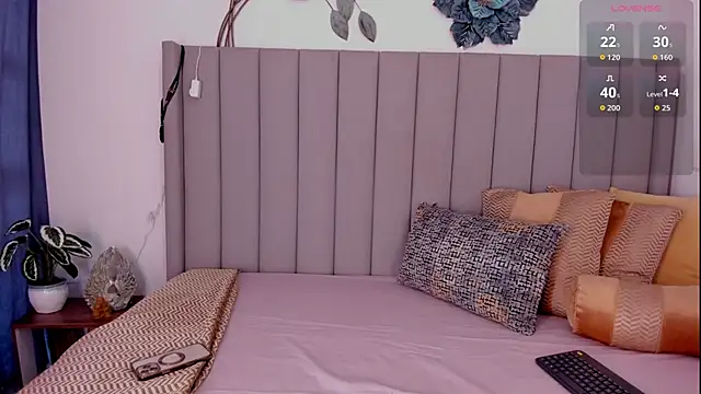 Saray M  online show from 10.17.25