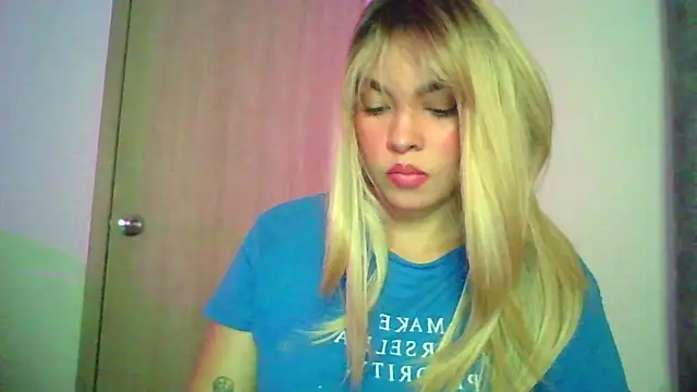 Snapshot of Kiri_Cutee chatting on 10.09.25 Kiri Cutee online show from 10.09.25