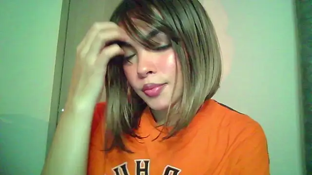 Snapshot of Kiri_Cutee chatting on 10.22.25 Kiri Cutee online show from 10.22.25